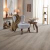 Robusto click SRC smokyDeze prachtige pvc vloer is te herkennen aan zijn extra brede en lange planken. De vloer heeft een natuurgetrouwe structuur die exact de houtprint volgt en heeft daarnaast een subtiele V-groef. Een bijkomend voordeel is dat deze pvc vloer maar weinig onderhoud nodig heeft. De click variant is voorzien van een 10dB geluiddempende onderlaag. vloerretour by ambiant Deze vloer is volledig recyclebaar. Meer weten? Klik hier.