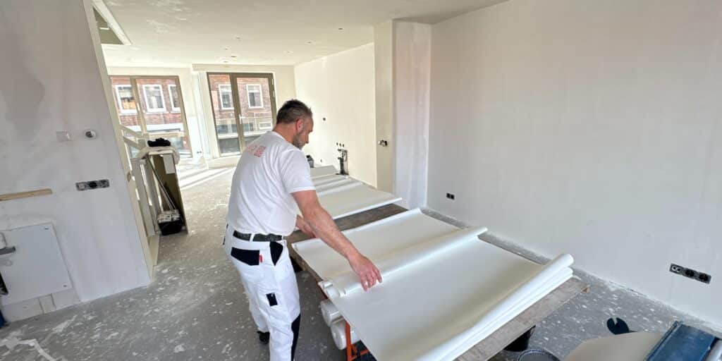 Strakke wandafwerking met renovliesbehang in een moderne nieuwbouwwoning