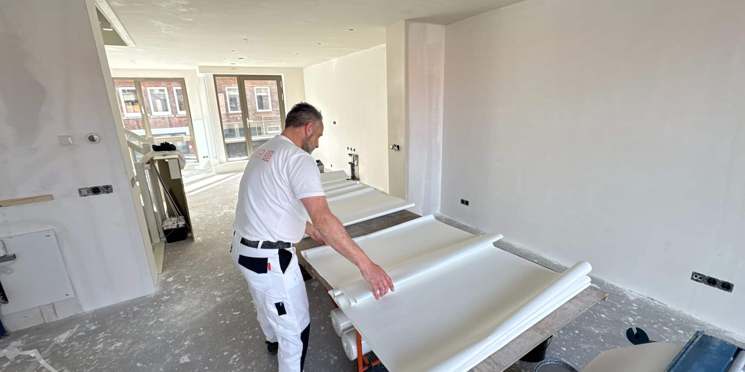 Strakke wandafwerking met renovliesbehang in een moderne nieuwbouwwoning