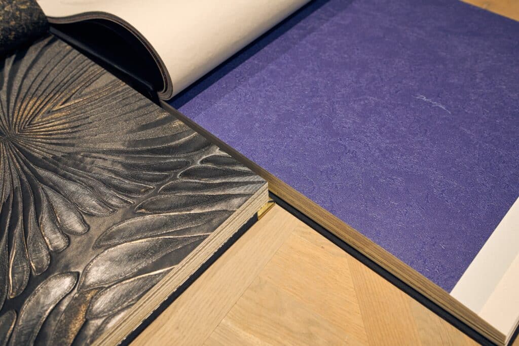 Luxe behang voor een stijlvol interieur. Ontdek exclusieve prints en structuren in onze showroom. Vraag nu gratis advies aan!