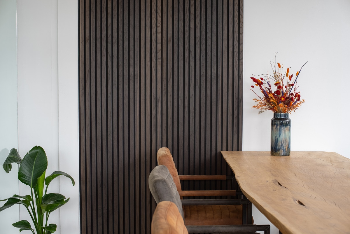 Floer-Akupanel-wandpaneel-mokka-zwart-eiken-sfeer